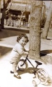 Il fratello di Massimo e Tiziano, Valter con la bici costruita dal papà